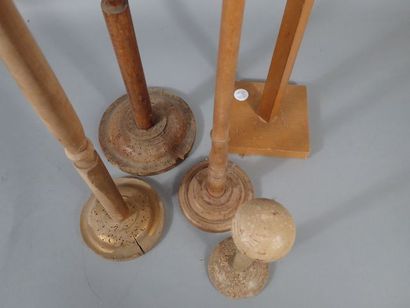 * Ensemble de 4 anciens portes chapeaux à...