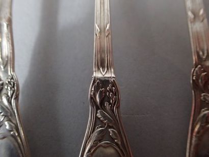 *Suite de 6 petites cuillères en argent poinçonné...