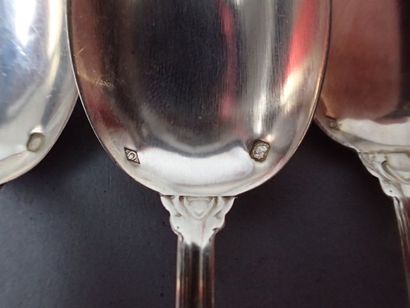 *Suite de 6 petites cuillères en argent poinçonné...