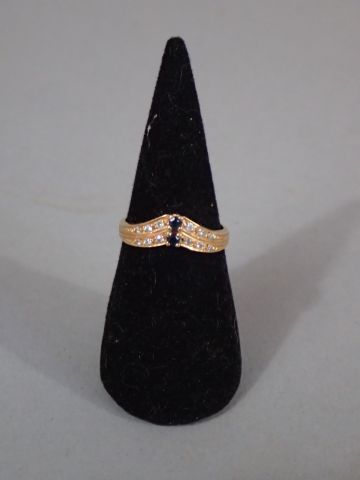 Bague en or jaune 18K sertie de pierres blanches...