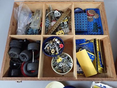 MECCANO. Ensemble de deux coffrets de fabrication...