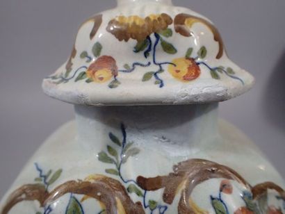 DELFT. Vase de forme balustre couvert en...