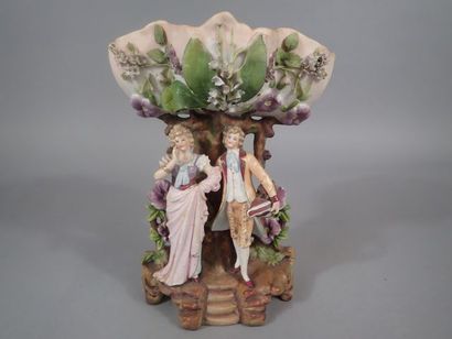Lot comprenant: un cache-pot en porcelaine...