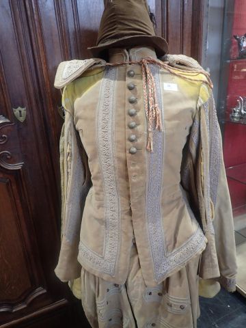 Costume de théâtre : habit d'homme de style...