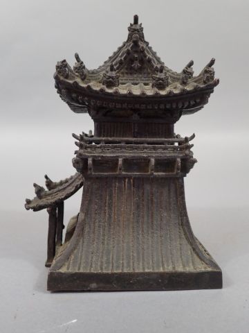 Petit temple asiatique en bronze (H: 17,5cm,...
