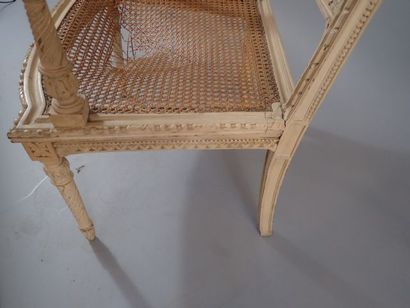 Fauteuil en bois relaqué blanc à dossier...