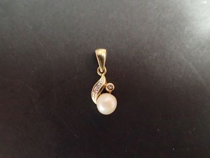 Pendentif en or jaune 18K serti d'une perle...