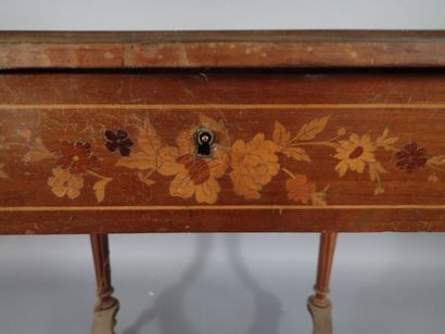 Table de milieu en noyer reposant sur quatre...