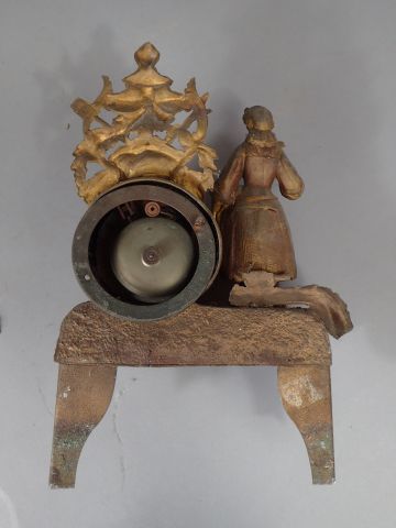 Elément de pendule en régule doré à décor...