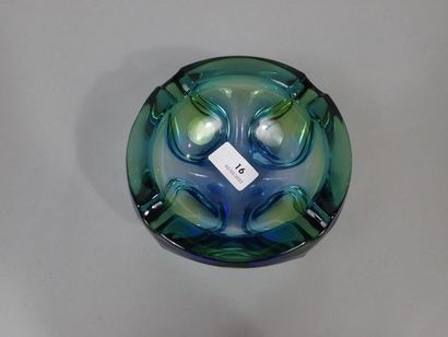 Important cendrier en verre de couleur teinté...