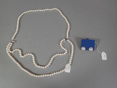 Lot comprenant : un collier de perles réédition...