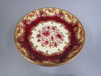 LONGWY. Coupe sur talon en faïence polychrome...