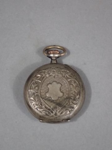 *Montre de col en argent, le boitier à décor...