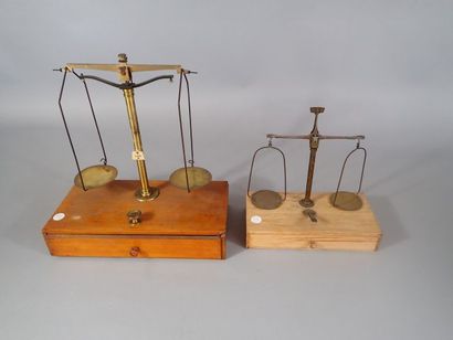 Ensemble de deux balances trébuchet reposant...