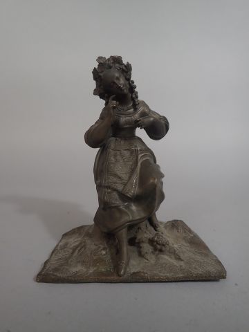 Sujet en bronze figurant une femme vigneronne...