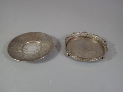 Deux soucoupes en argent : 1 coupelle à fleuriture,...