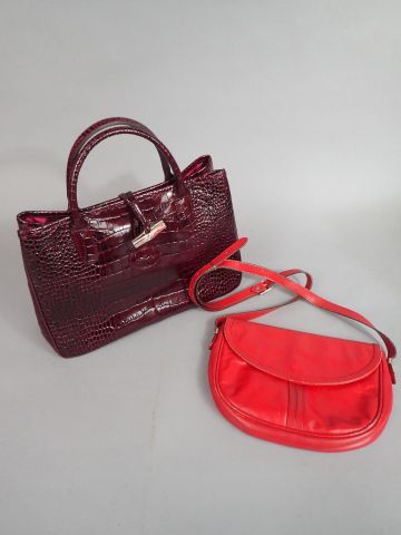 Sac à main Longchamp, en simili bordeaux...