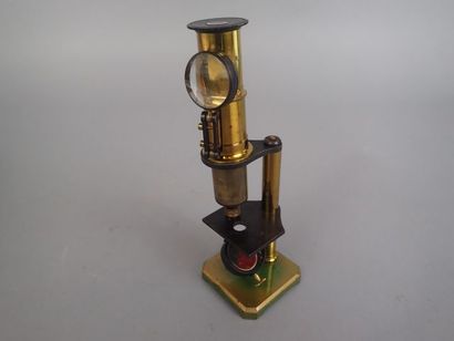 Microscope en laiton dans son coffret en...