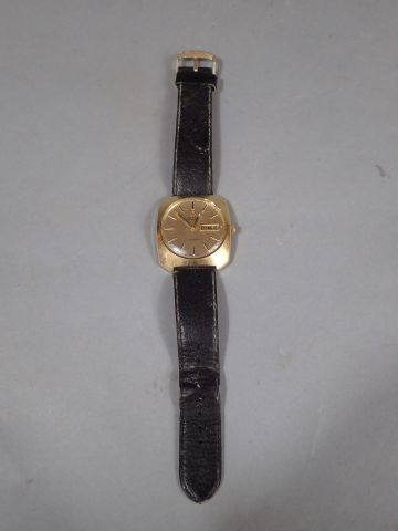 *OMEGA automatic modèle De Ville. Montre-bracelet...