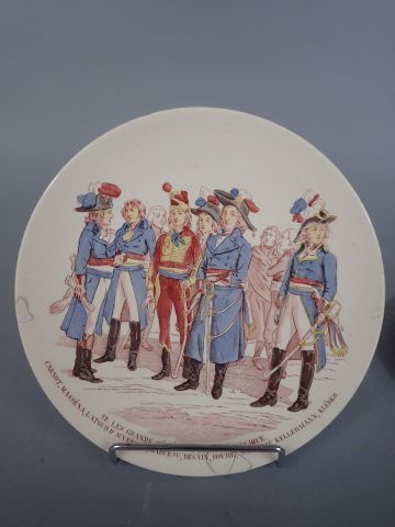 Cinq assiettes en faïence :une de Sarreguemines...