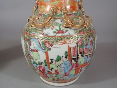 Paire de vases à décor émaillé de la Famille...