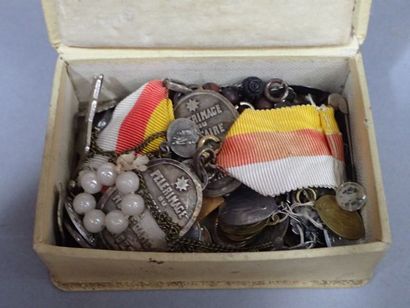 Lot de médailles religieuses, chapelet, ...