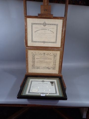 Ensemble de trois diplômes de médaille encadré:...