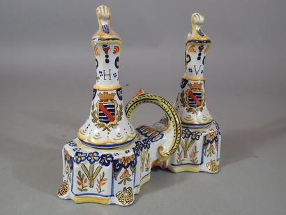 Huilier vinaigrier en faïence polychrome...