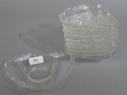 Dix coupelles en cristal en forment de c...