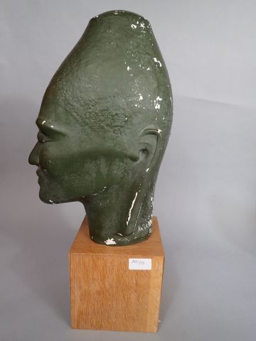 Tête de divinité asiatique en plâtre peint...