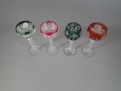 Dans le goût de SAINT-LOUIS, 4 verres à vin...