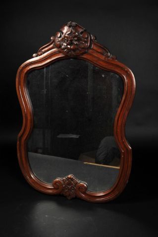 Miroir en acajou mouluré et sculpté à bordure...