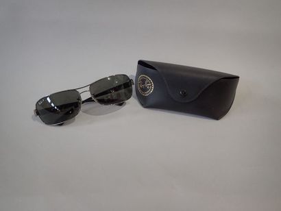 RAY-BAN, paire de lunettes de soleil dans...