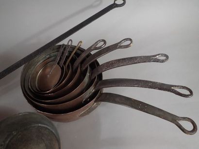 Lot d'ustensiles de cuisine en cuivre: série...