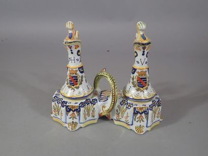 Huilier vinaigrier en faïence polychrome...