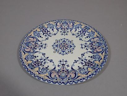 Gien. Assiette en faïence à décor Rouen....