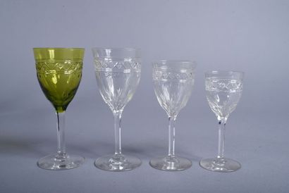 *Partie de service de 18 verres à pied en...