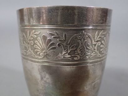 Timbale en argent à décor d'une frise. Poinçon...