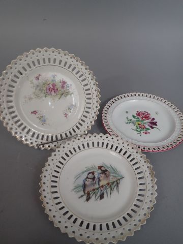 Cinq assiettes en faïence :une de Sarreguemines...