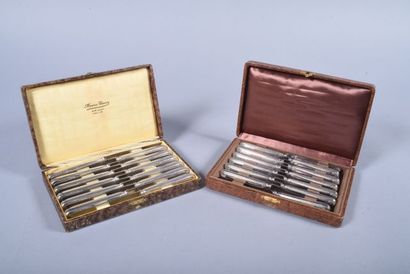*Ensemble de couteaux en métal argenté comprenant:
-...