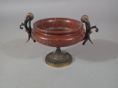 Coupe en marbre rouge reposant sur un pied...