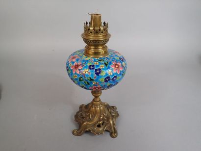 LONGWY. Lampe à pétrole en faïence émaillée...