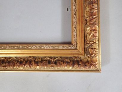 Cadre en stuc doré à motifs feuillagés. Dimensions...