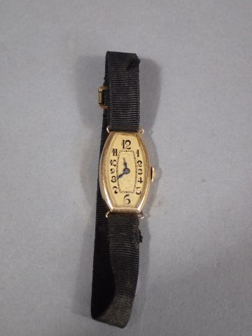 *Montre de dame en or jaune (poinçonnée tête...