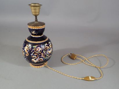GIEN, vase boule à col en faïence polychrome...