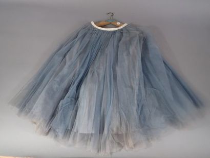 Deux jupes en tulles dont l'une doublé avec...