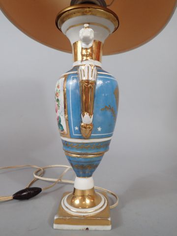 Vase en porcelaine de Paris en forme d'amphore...