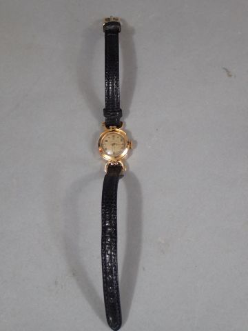 Montre de dame Omega. Boitier en or jaune...