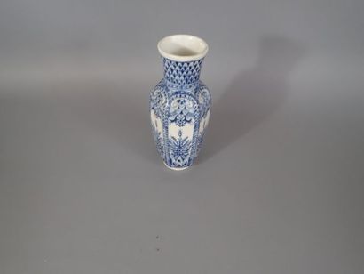 Vase en porcelaine bleue et blanche à pans...