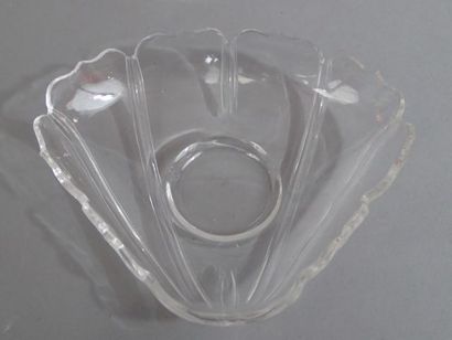 Dix coupelles en cristal en forment de c...
